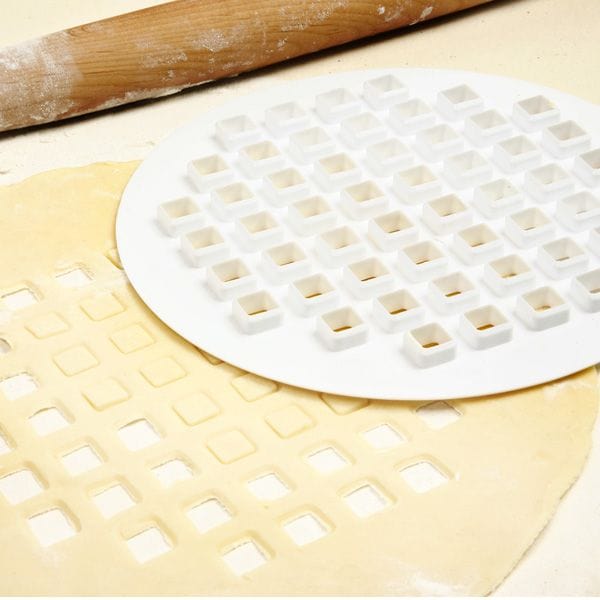 https://www.kooihousewares.com/cdn/shop/files/norpro-pie-quiche-pans-lattice-pie-top-cutter-28877894680611.jpg?v=1690807518&width=1000