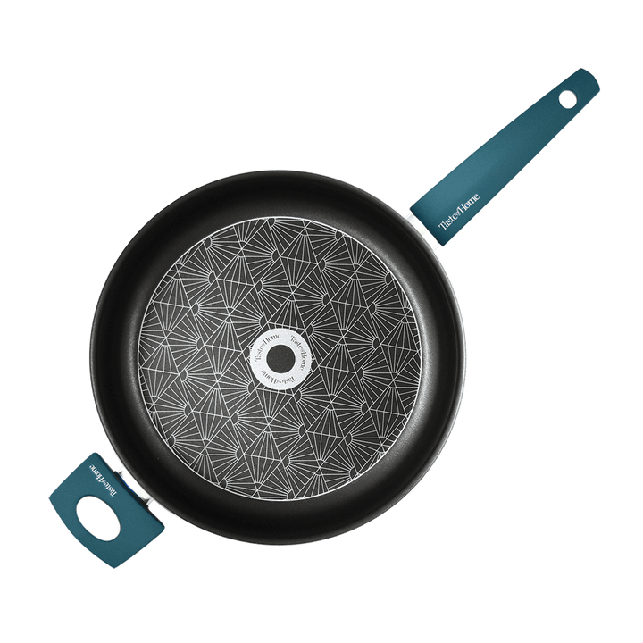 Range Kleen Taste of Home Aluminum Sauté Pan with Lid - 4 Quart